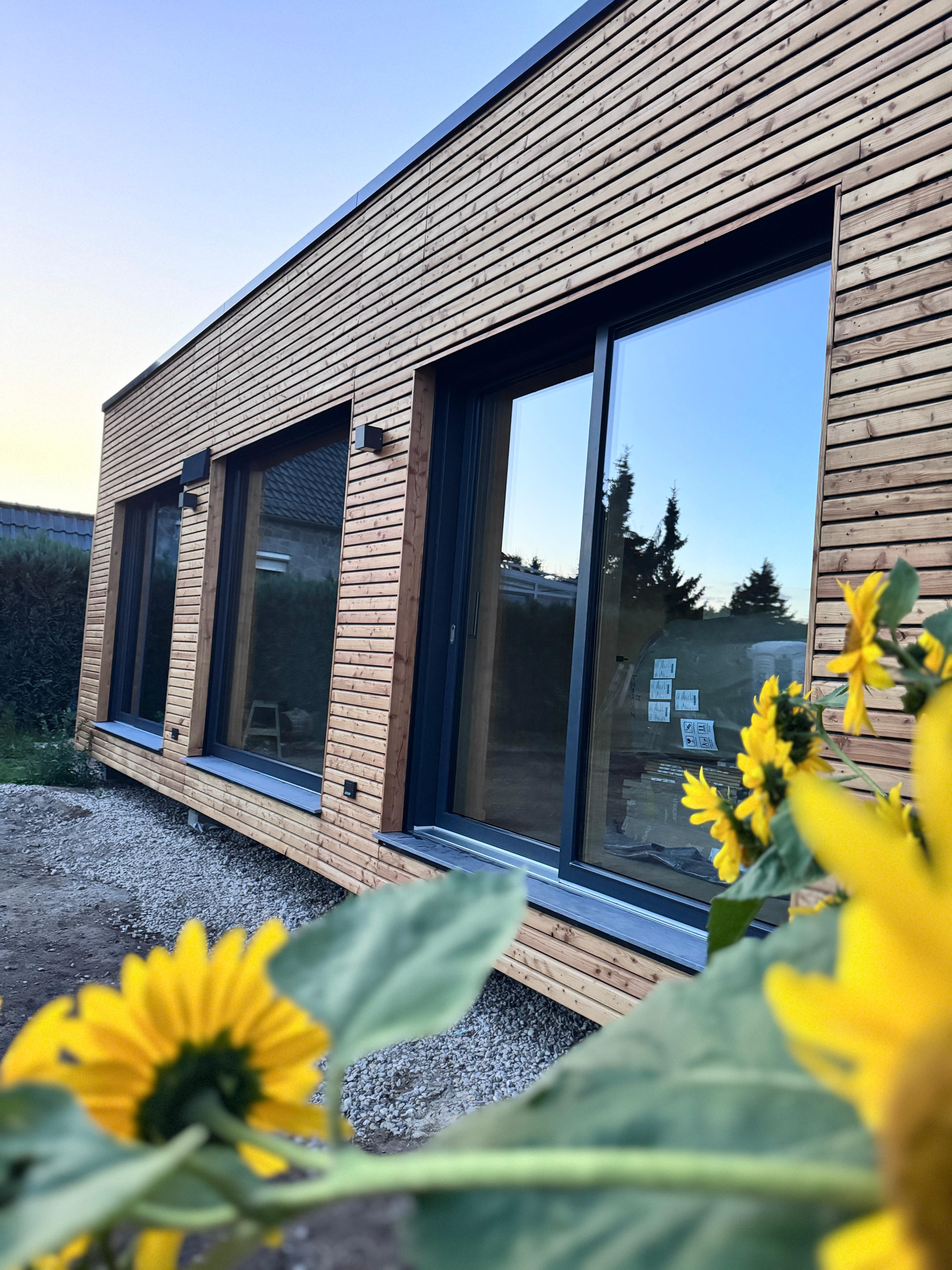 Fassade eines mlab.design HOME-Modulhauses im Außenbereich